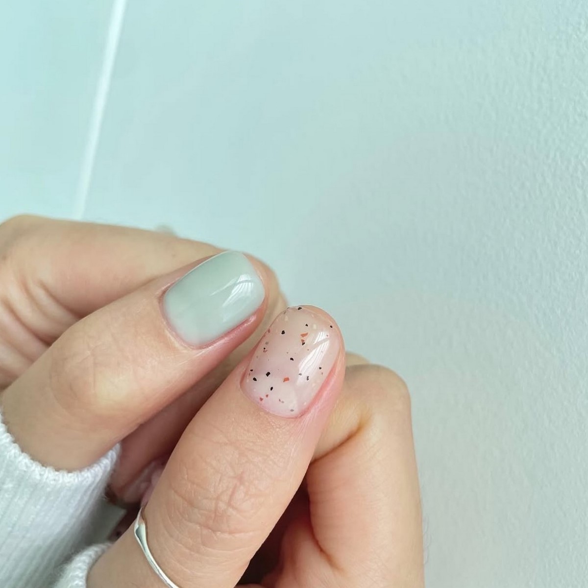 Мятный маникюр: светлые оттенки на короткой длине