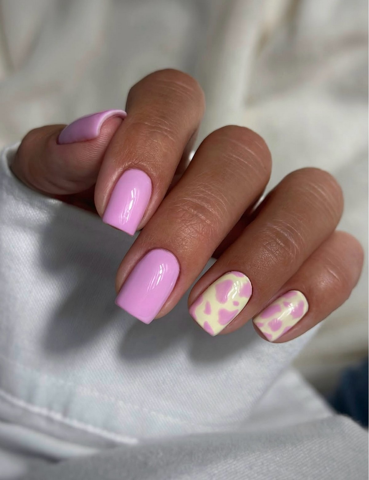 Один цвет или сочетание: какой маникюр выглядит чище в 2026