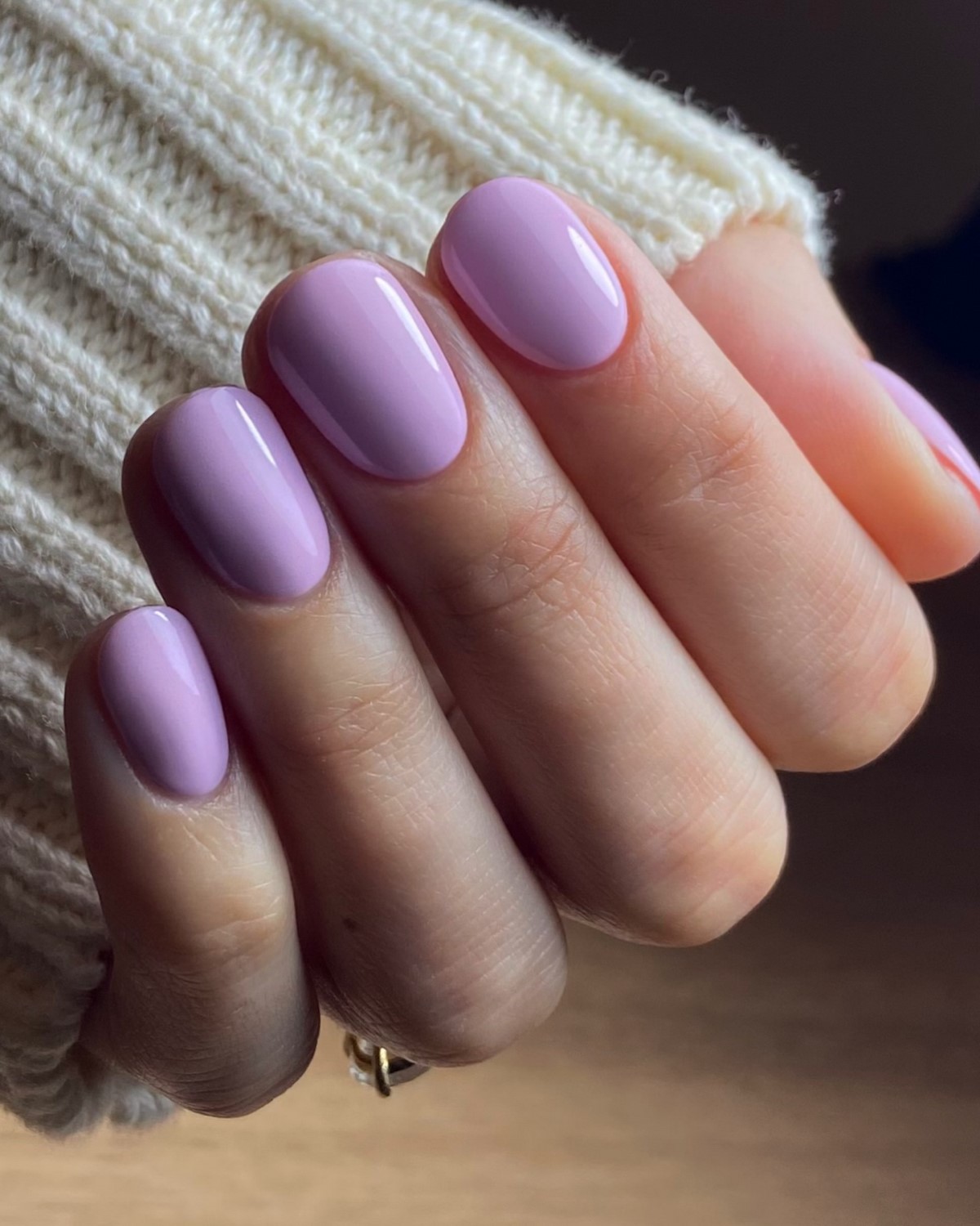 Лиловый маникюр апреля 2026: оттенки на коротких ногтях