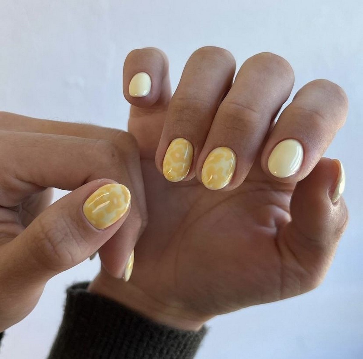 Лимонный маникюр: пастельные и молочные оттенки на коротких ногтях