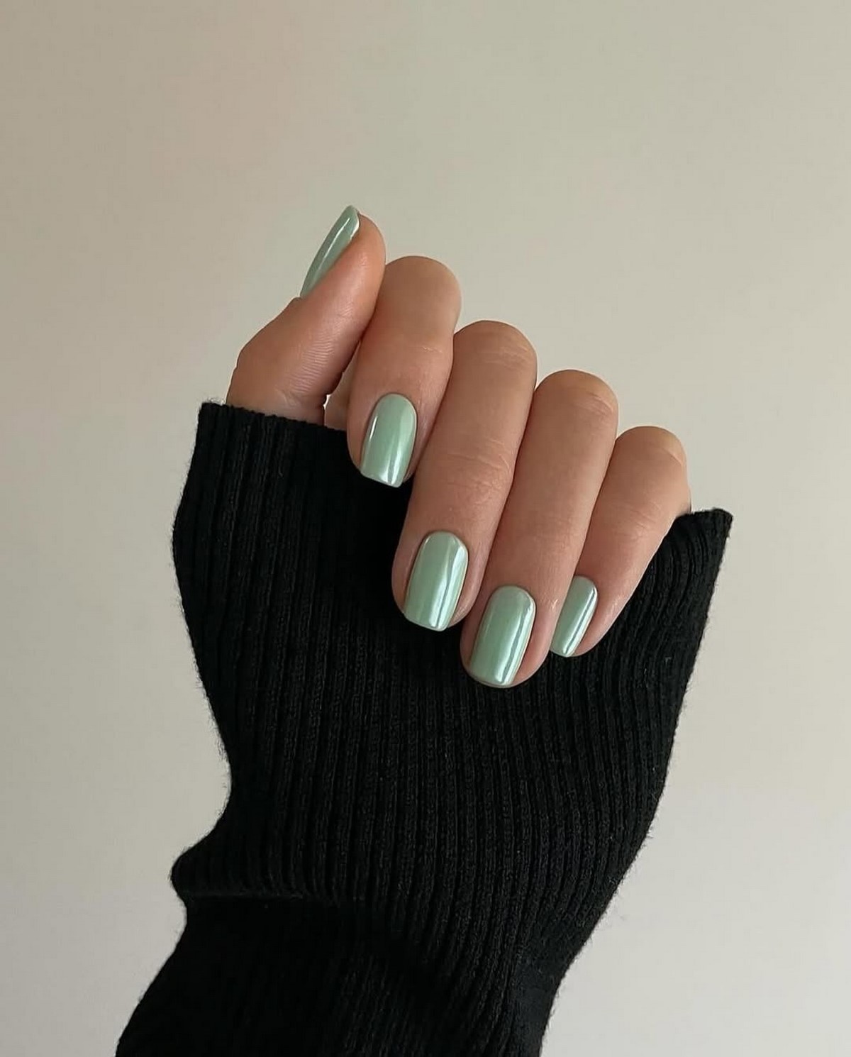 Мятный маникюр: светлые оттенки на короткой длине