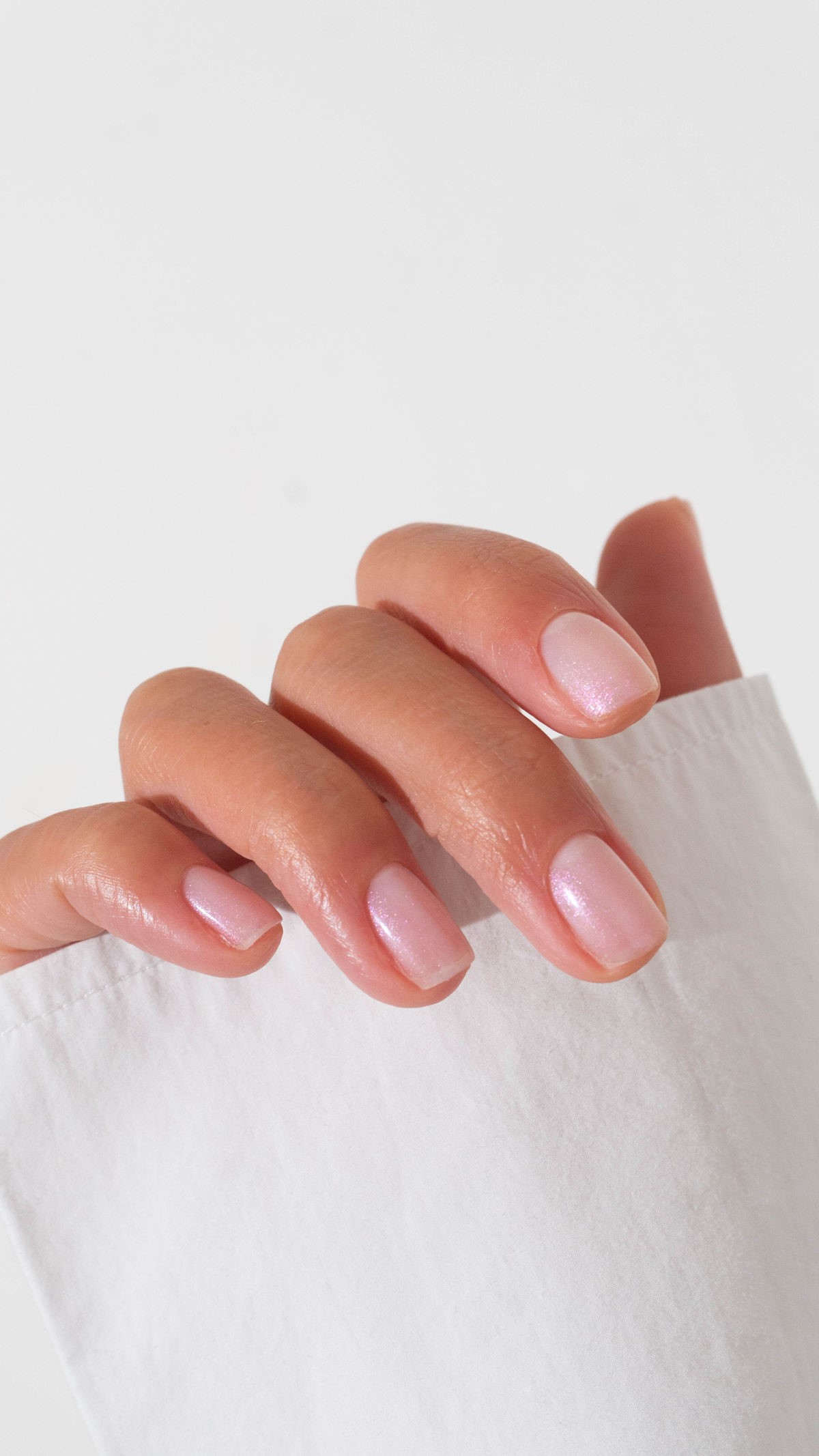 Ногти без дизайна: чистое покрытие и легкий вид на руках