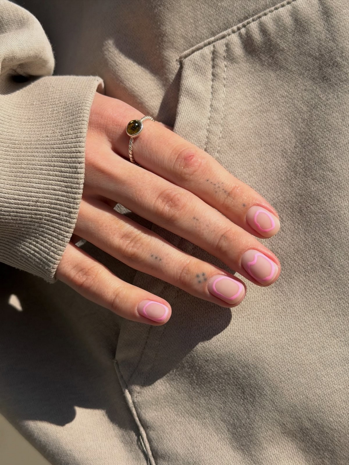 Светлый маникюр: 25 идей с чистым покрытием на ногтях