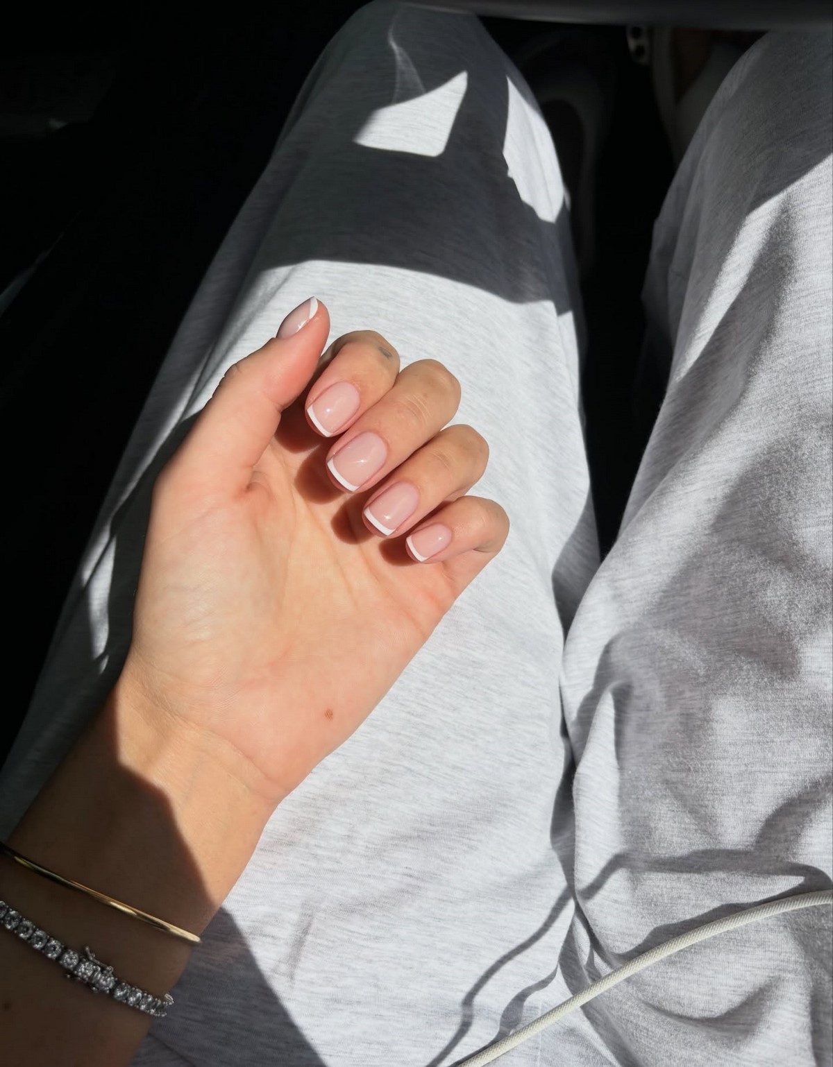 Френч в апреле 2026: тонкая линия и минимальный контраст