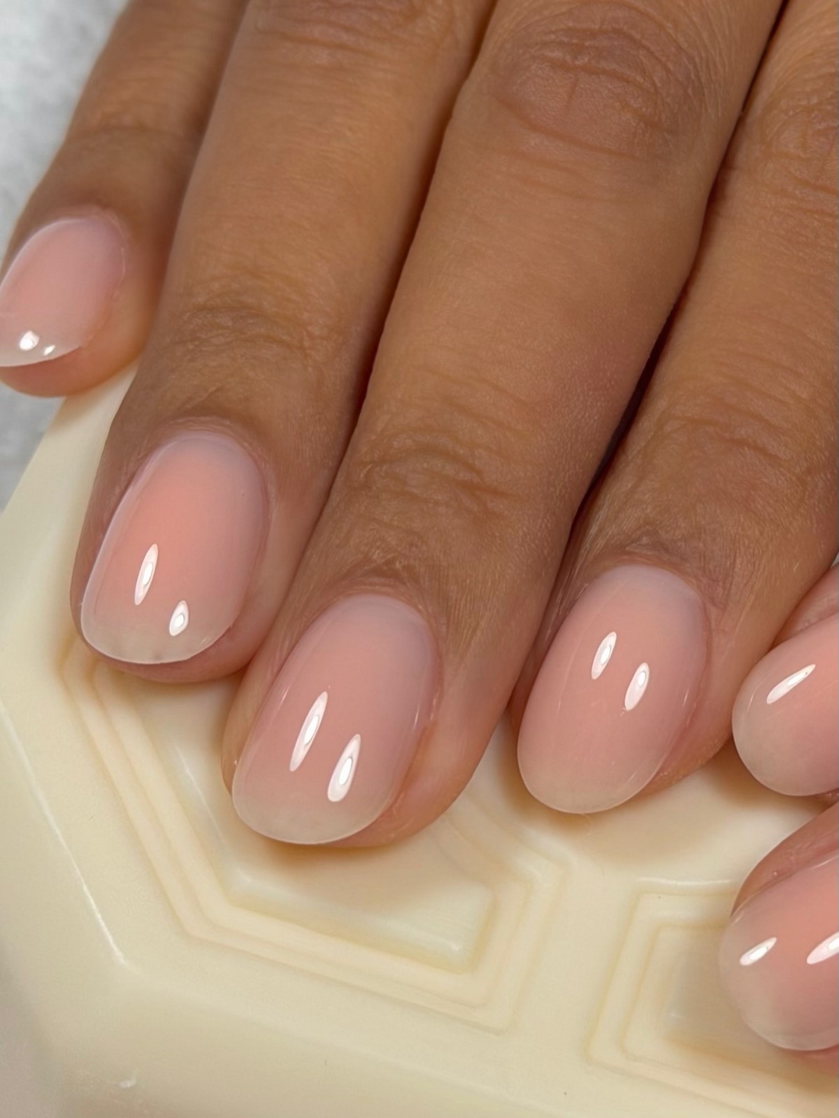 Ногти без дизайна: чистое покрытие и легкий вид на руках