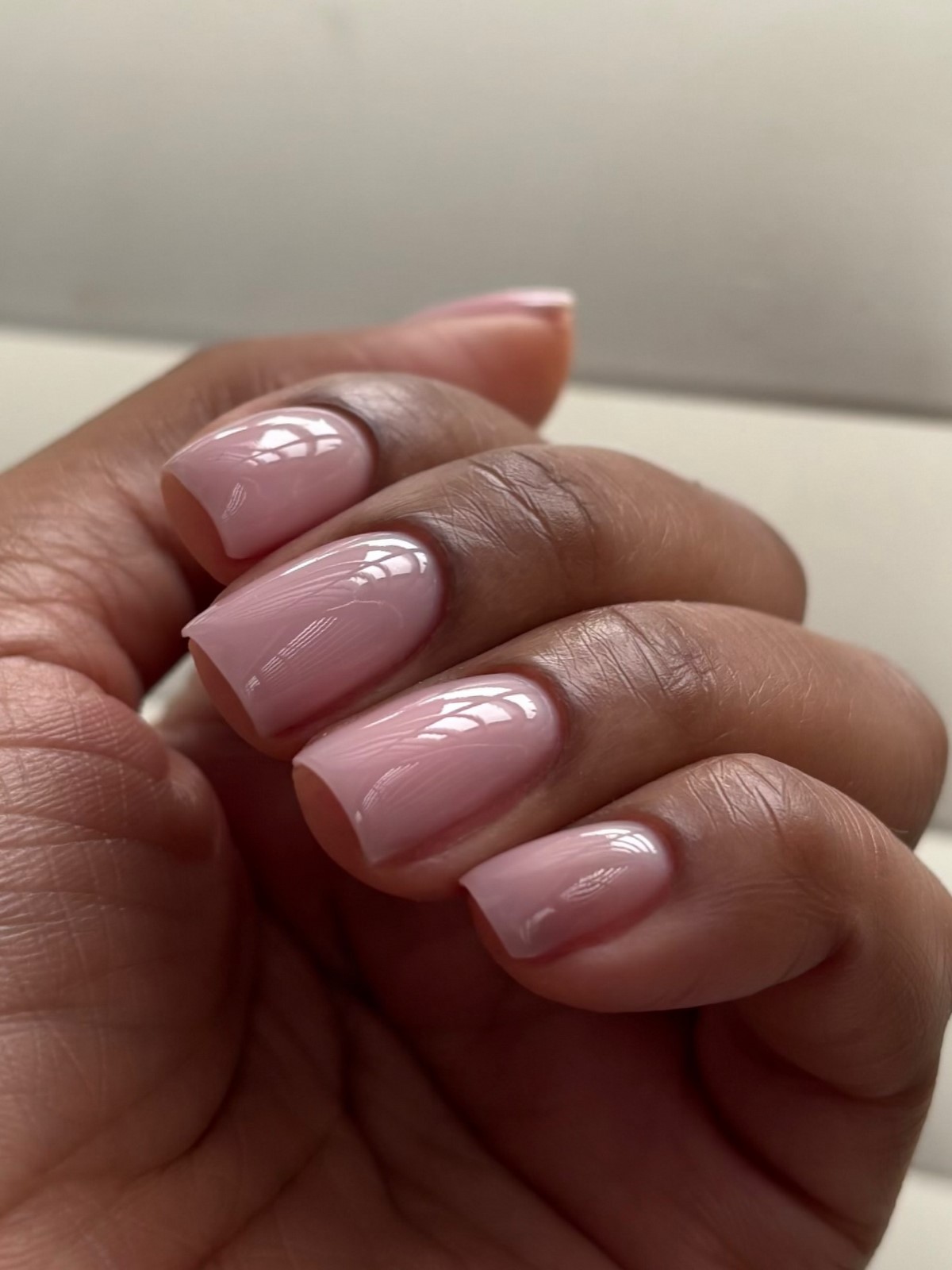 Светлый маникюр: 25 идей с чистым покрытием на ногтях