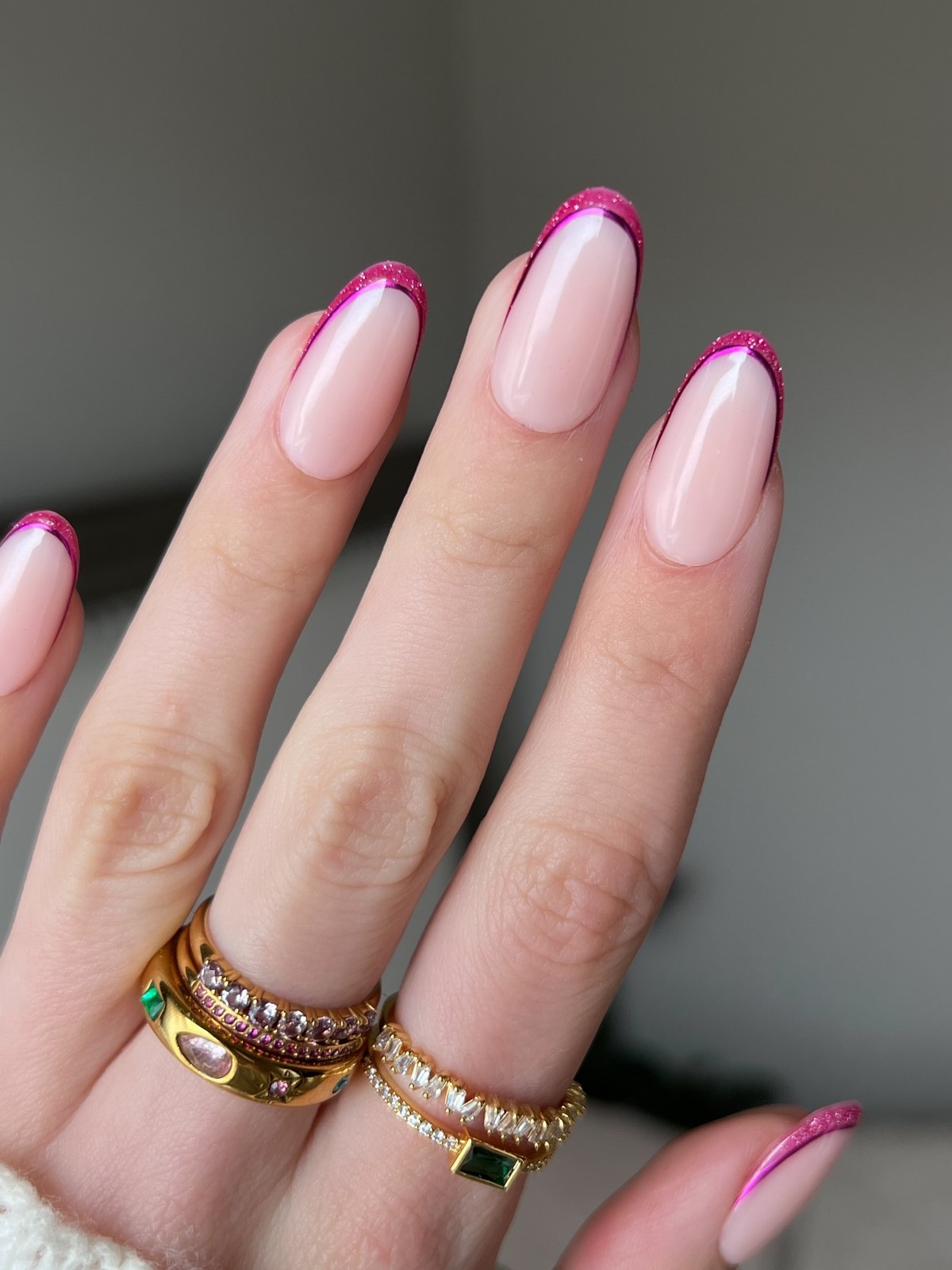 Френч в апреле 2026: тонкая линия и минимальный контраст