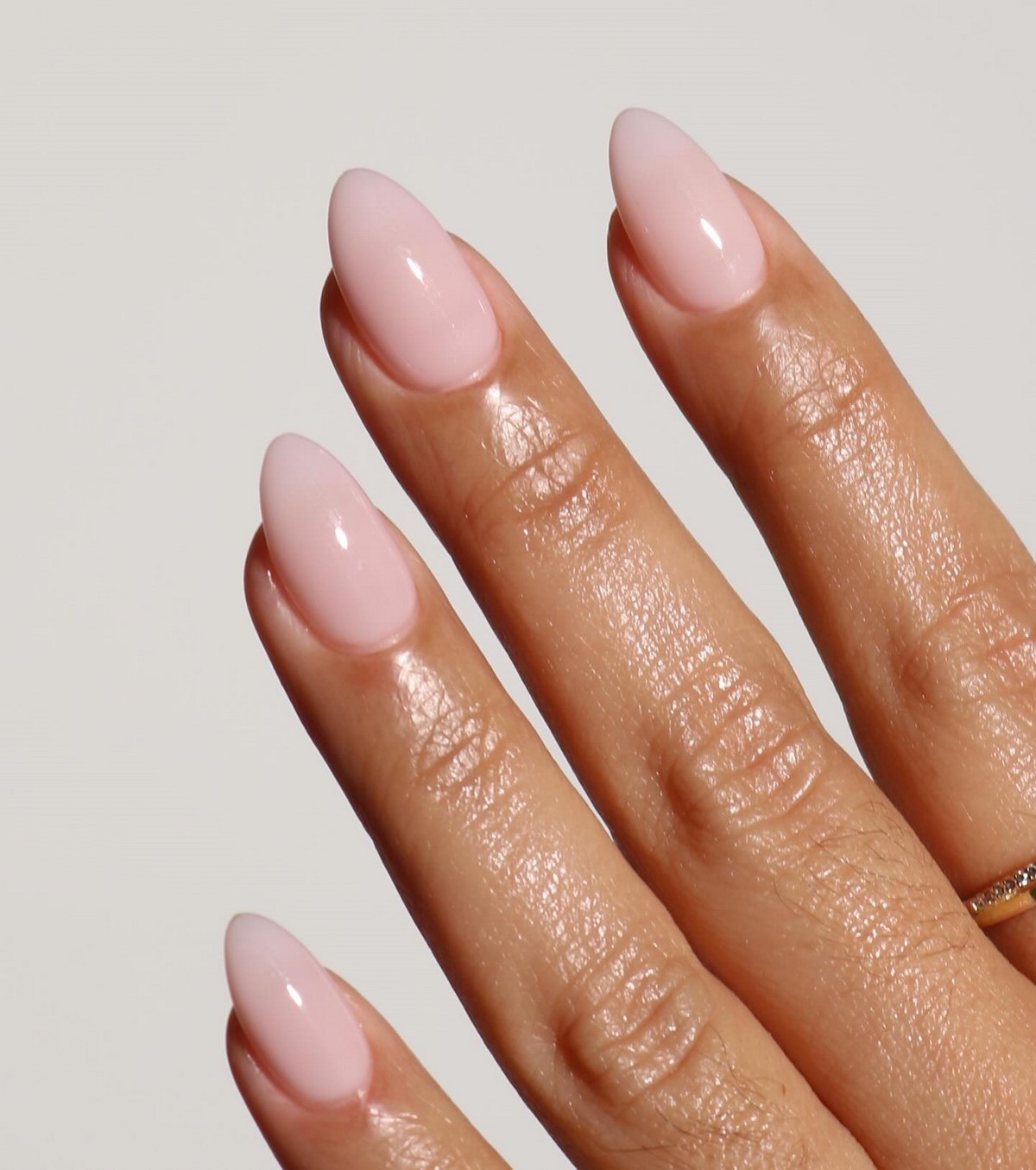Ногти без дизайна: чистое покрытие и легкий вид на руках