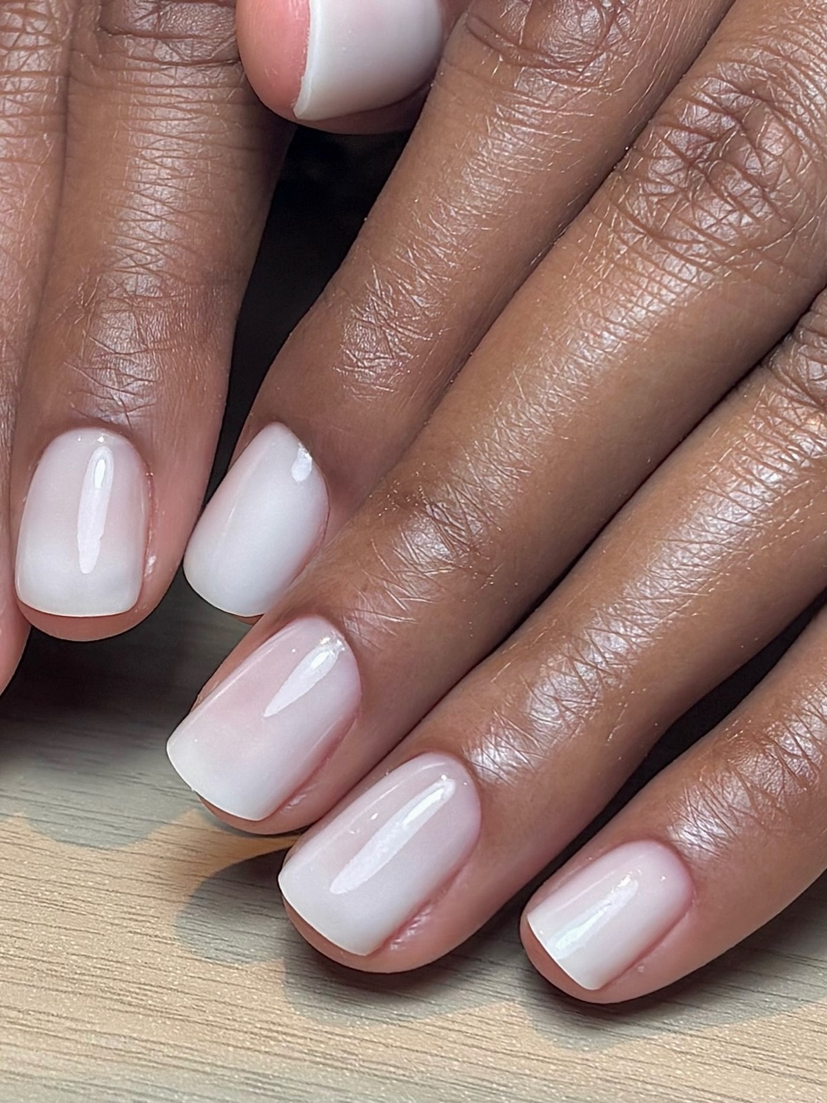 Светлый маникюр: 25 идей с чистым покрытием на ногтях