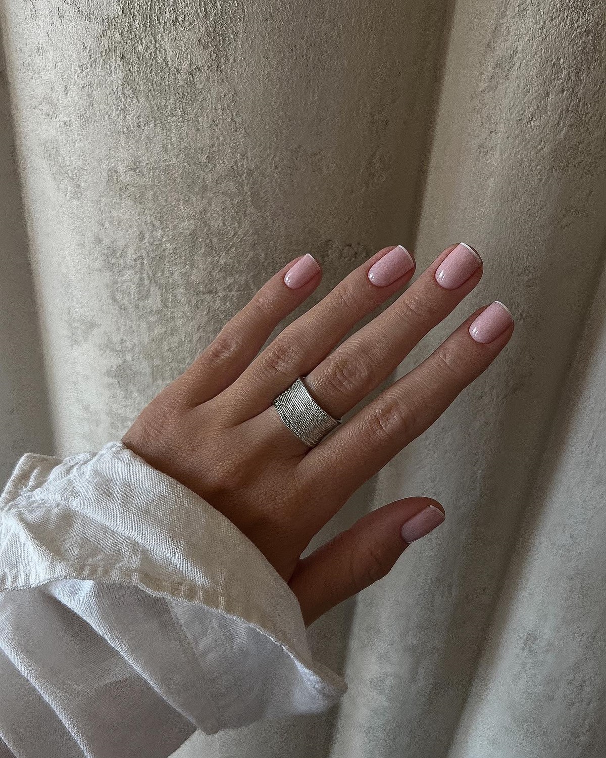 Френч в апреле 2026: тонкая линия и минимальный контраст