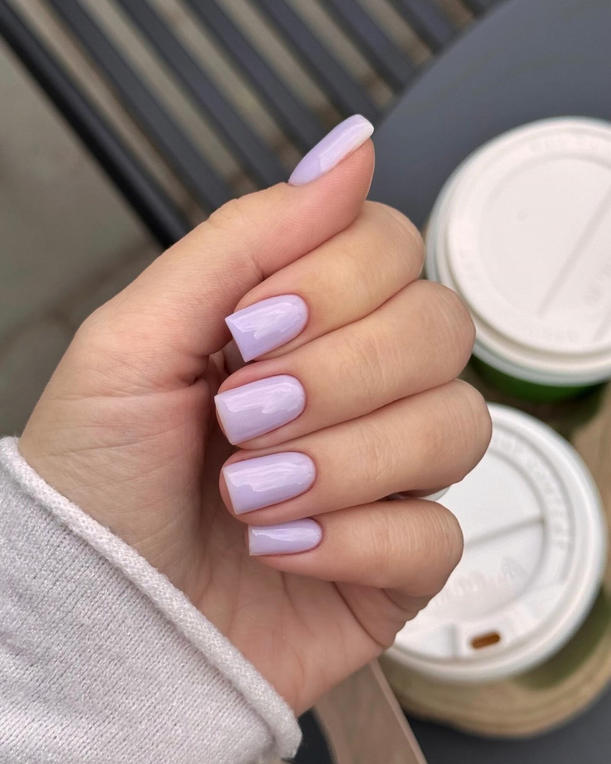 Лиловый маникюр апреля 2026: оттенки на коротких ногтях