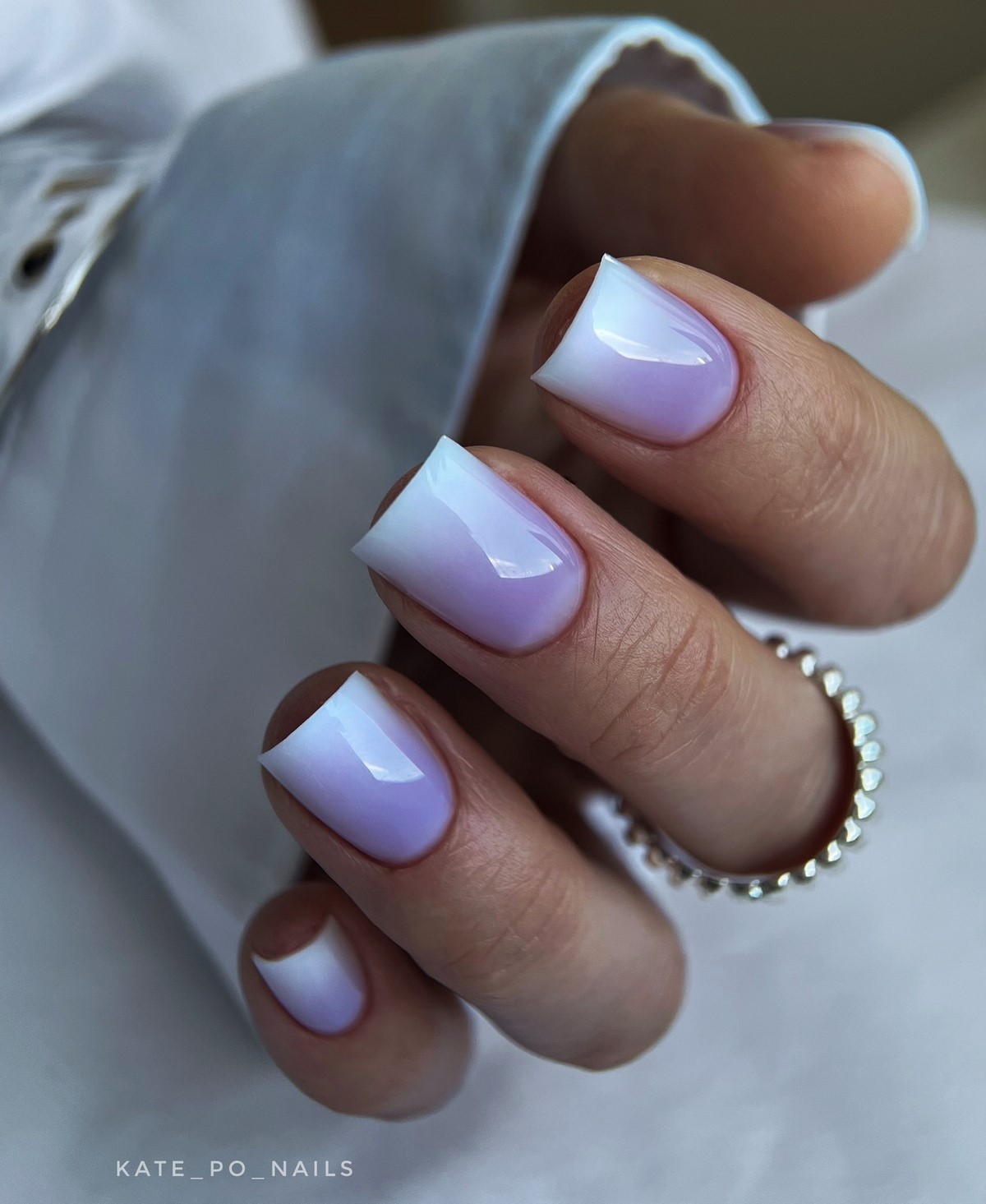 Лиловый маникюр апреля 2026: оттенки на коротких ногтях