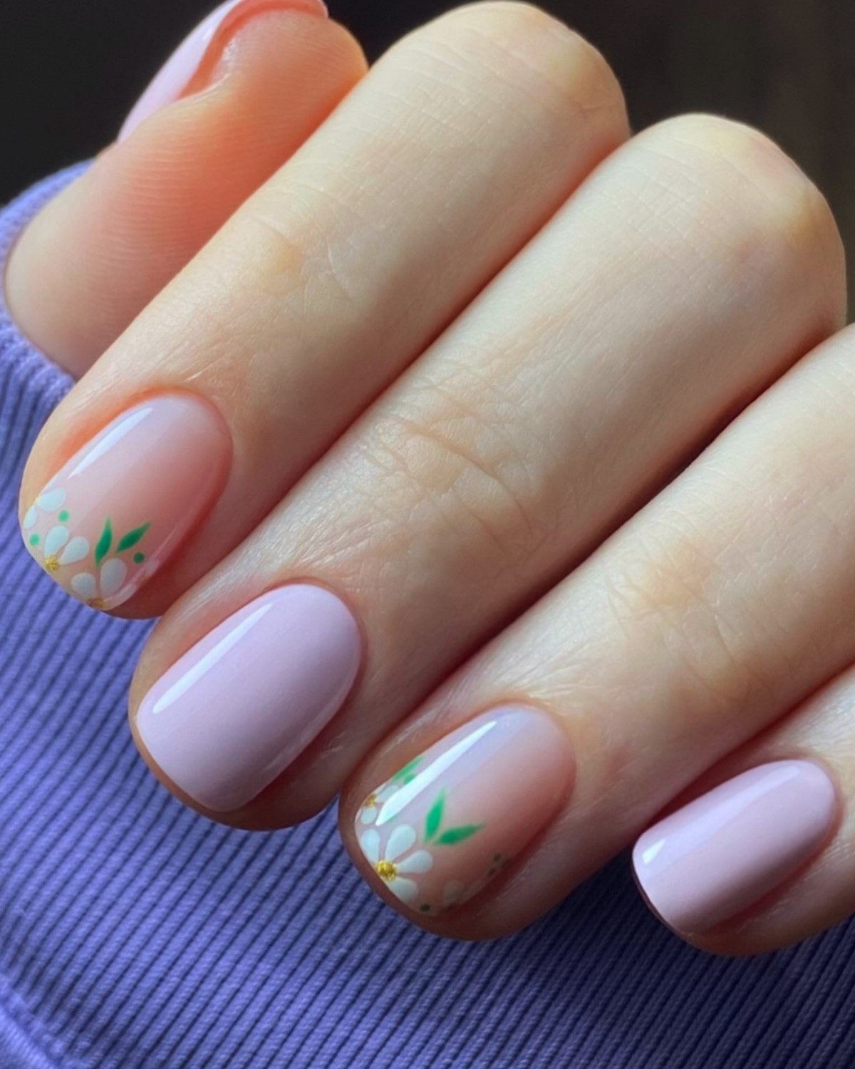 Лиловый маникюр апреля 2026: оттенки на коротких ногтях