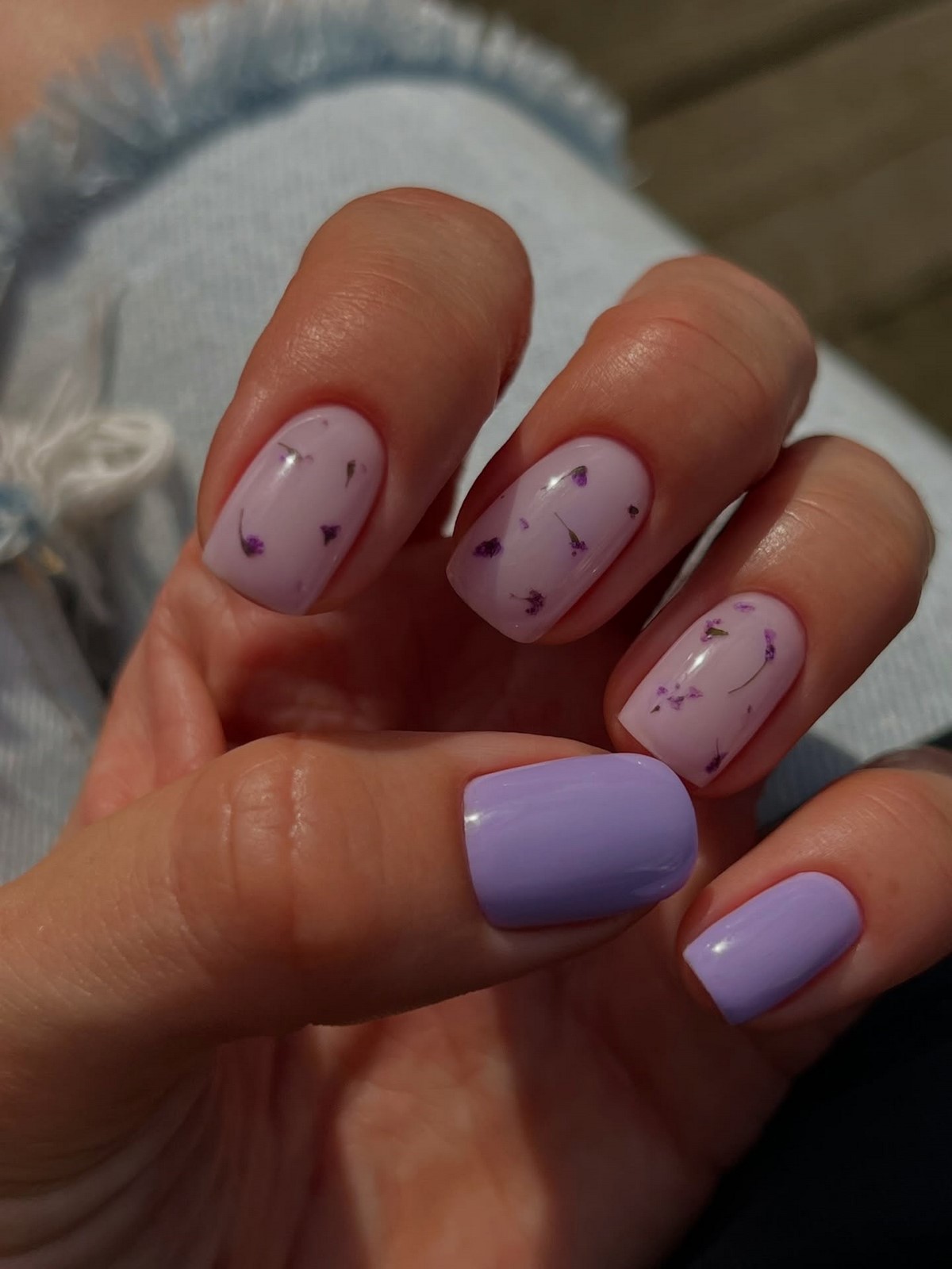 Лиловый маникюр апреля 2026: оттенки на коротких ногтях