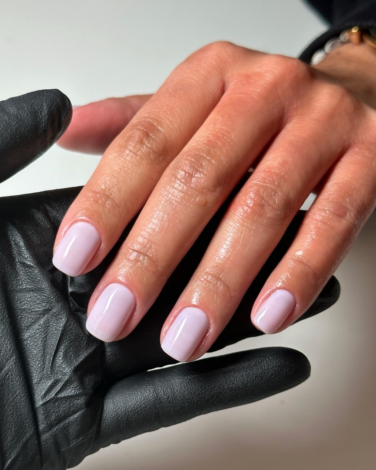 Лиловый маникюр апреля 2026: оттенки на коротких ногтях