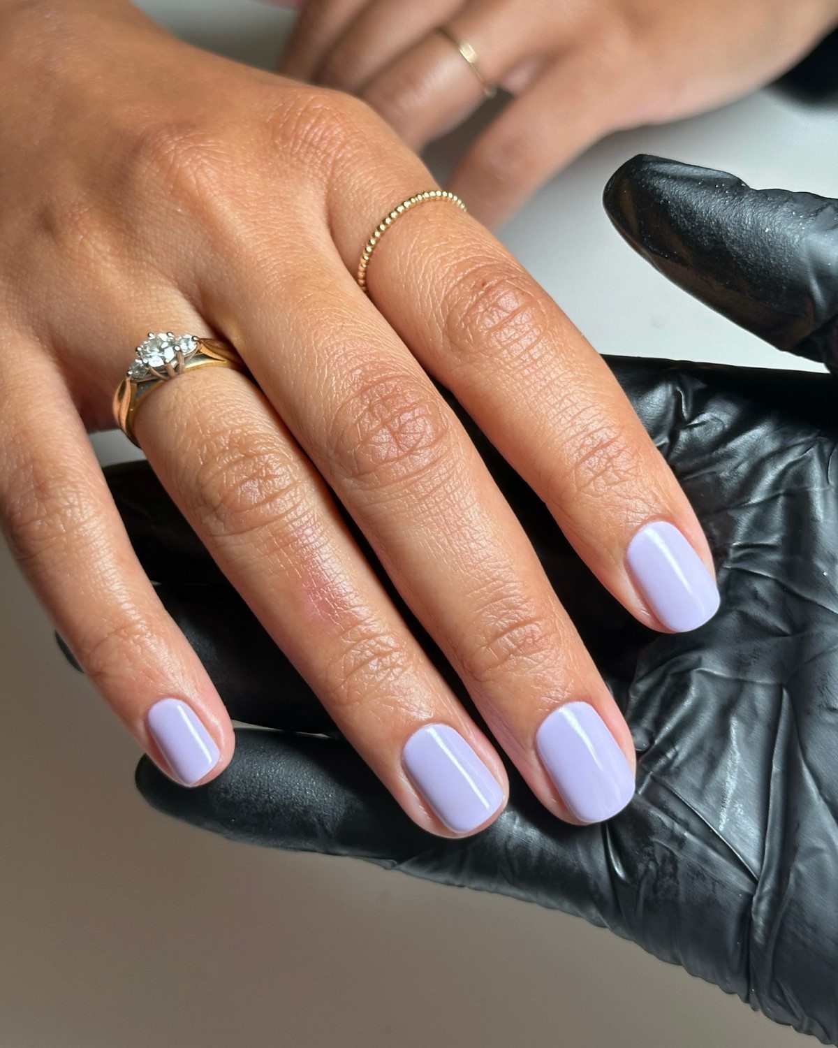 Лиловый маникюр апреля 2026: оттенки на коротких ногтях