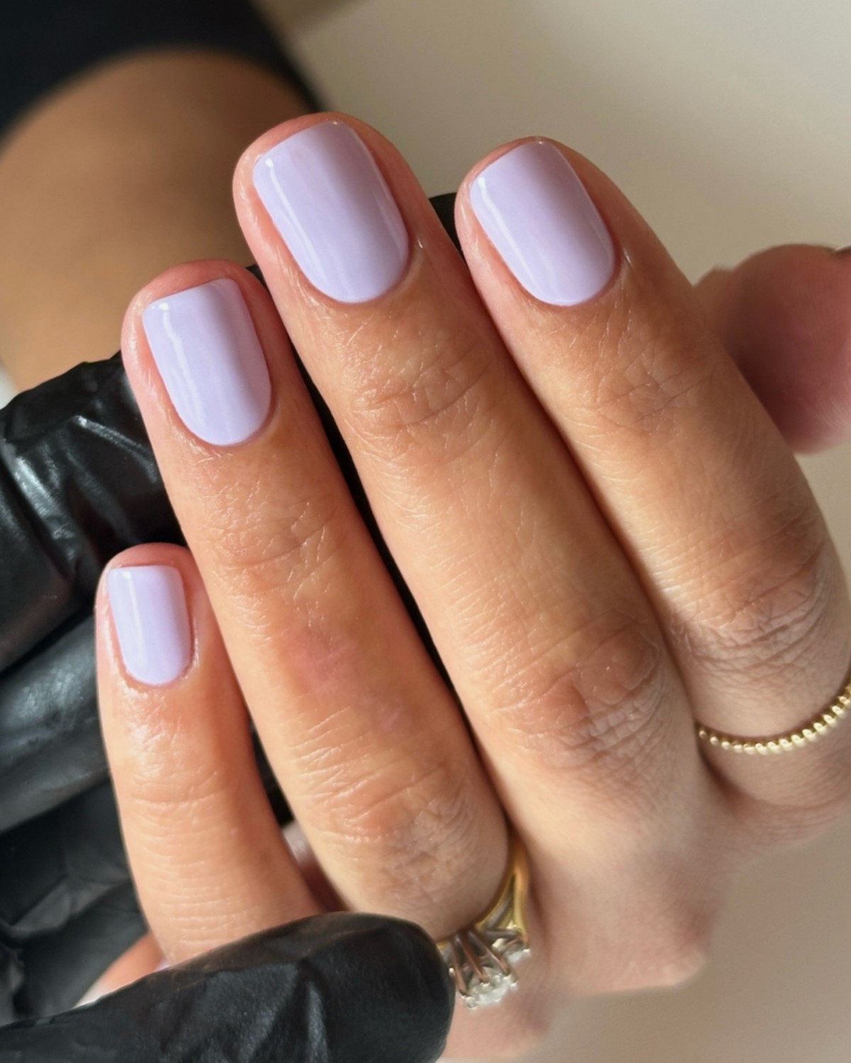 Лиловый маникюр апреля 2026: оттенки на коротких ногтях