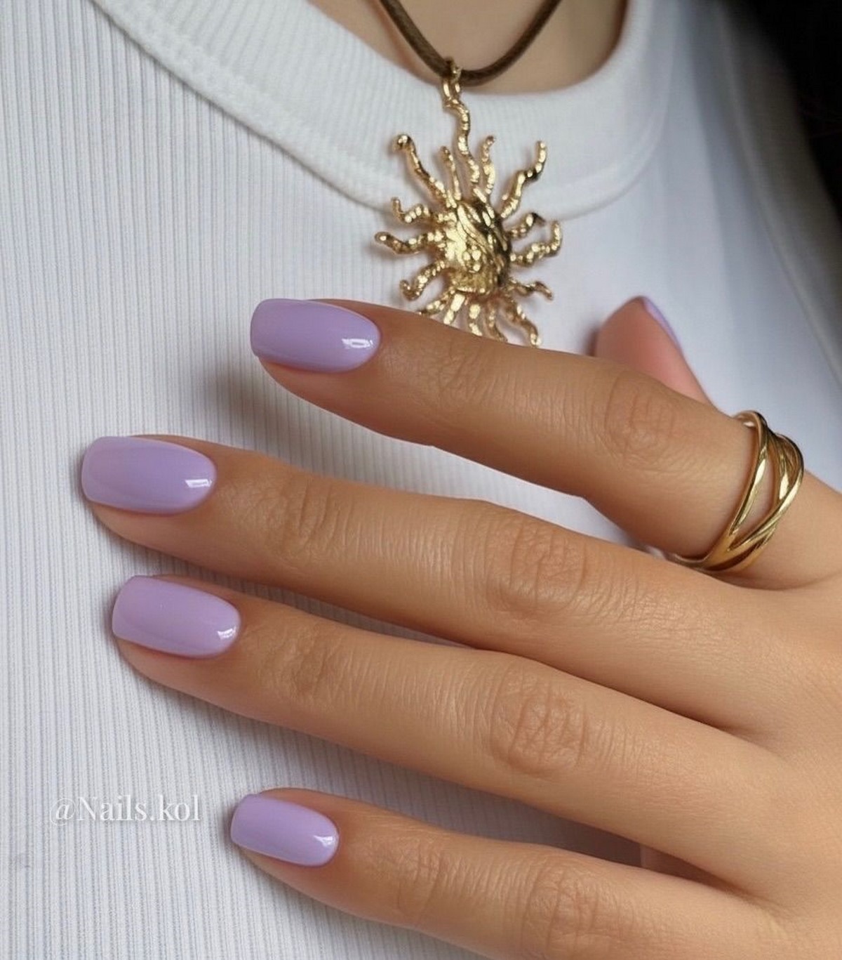 Лиловый маникюр апреля 2026: оттенки на коротких ногтях