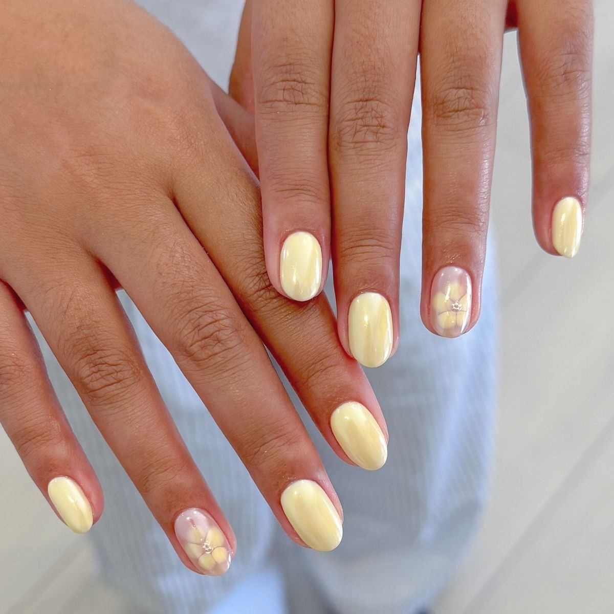 Лимонный маникюр: пастельные и молочные оттенки на коротких ногтях
