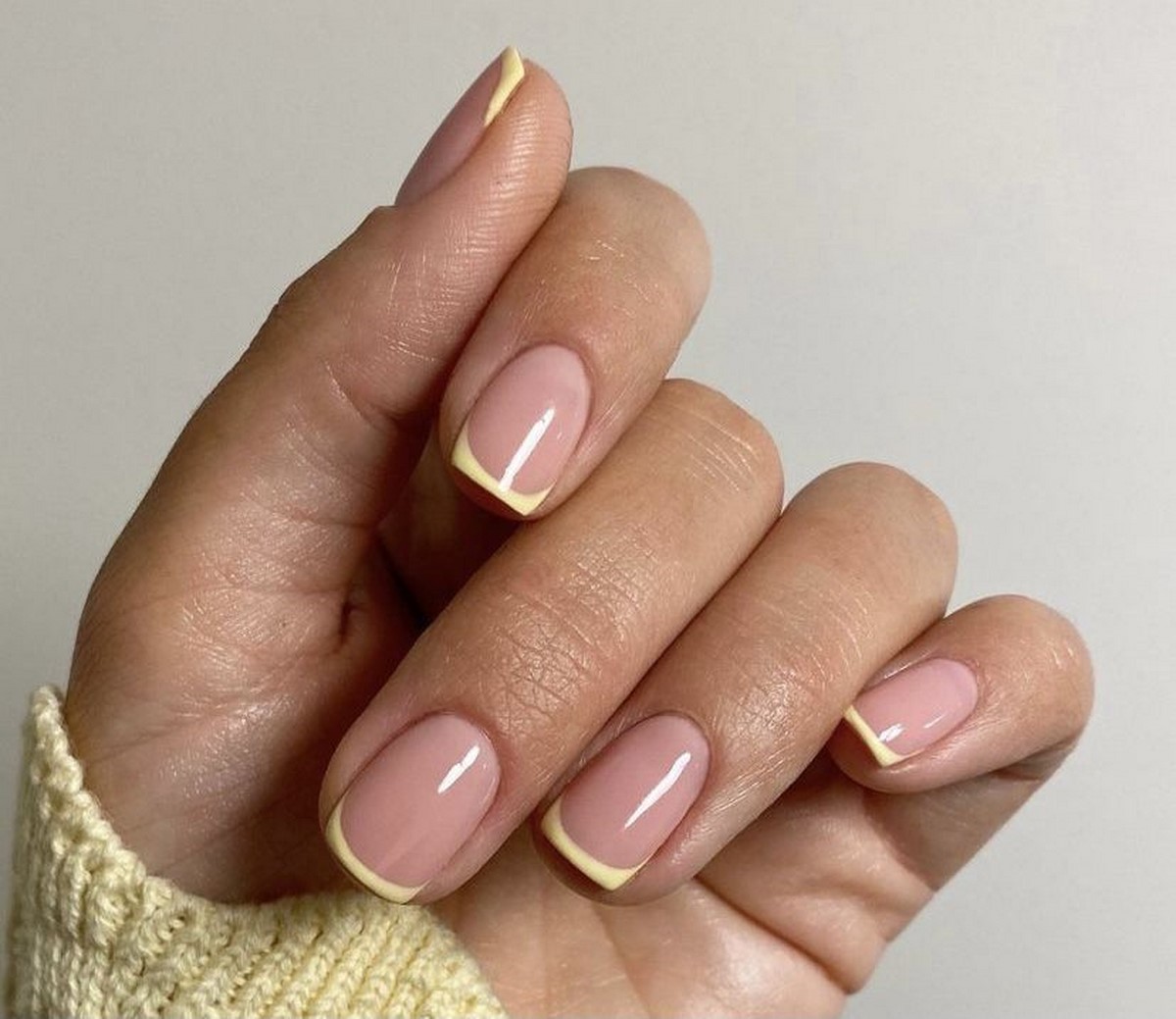 Лимонный маникюр: пастельные и молочные оттенки на коротких ногтях