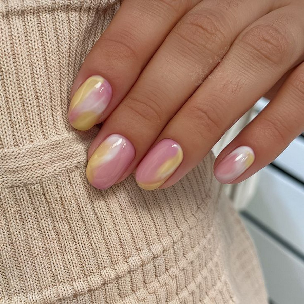 Лимонный маникюр: пастельные и молочные оттенки на коротких ногтях