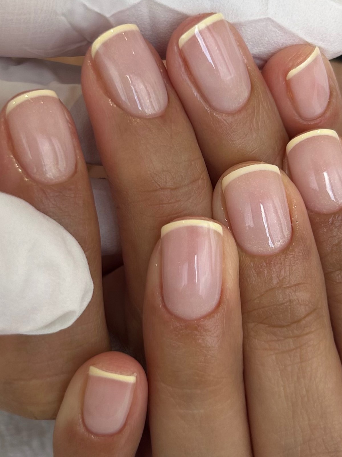 Лимонный маникюр: пастельные и молочные оттенки на коротких ногтях