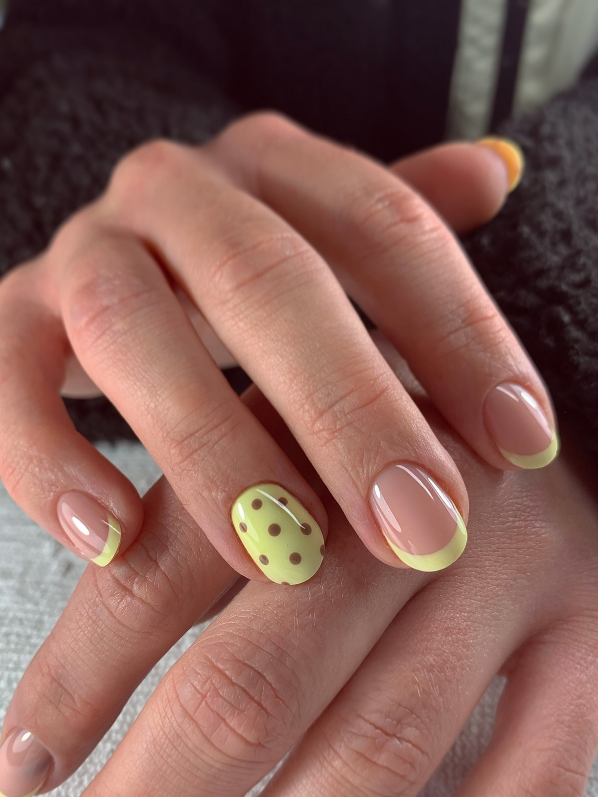 Лимонный маникюр: пастельные и молочные оттенки на коротких ногтях
