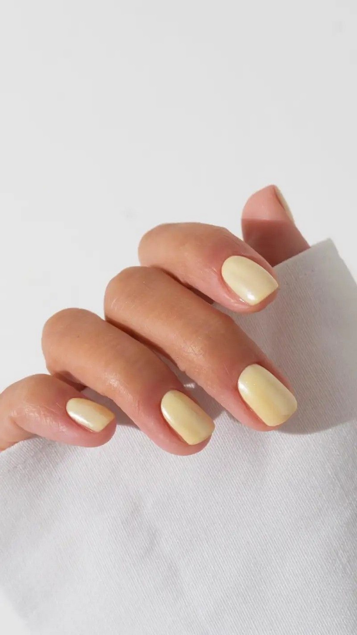 Лимонный маникюр: пастельные и молочные оттенки на коротких ногтях