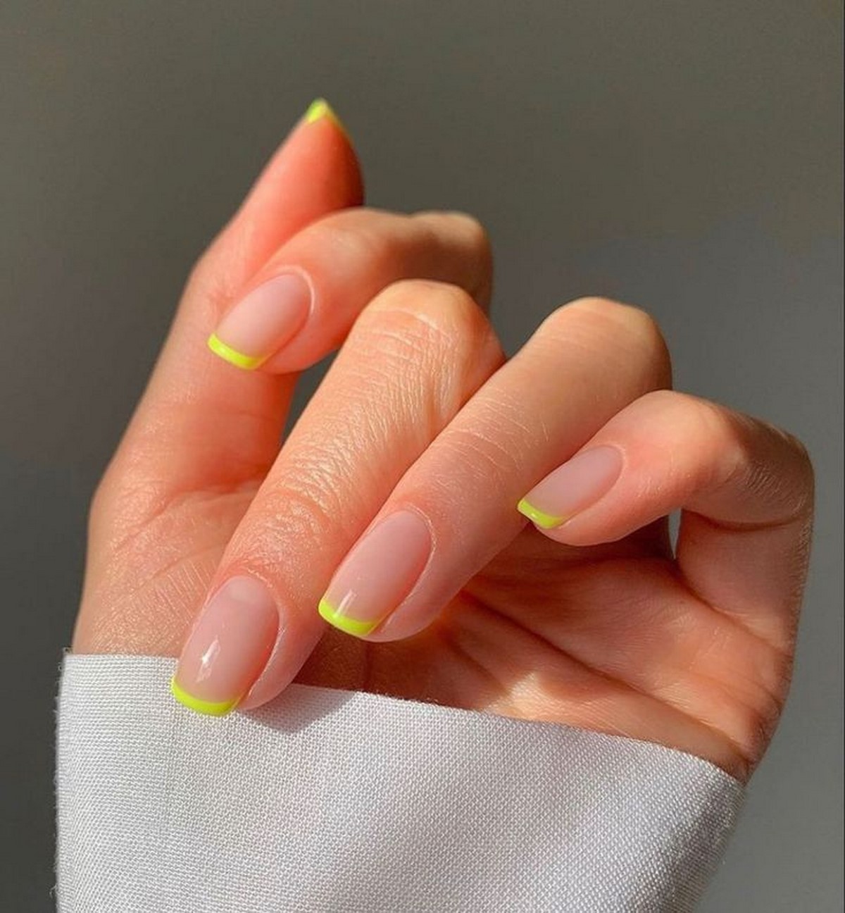 Лимонный маникюр: пастельные и молочные оттенки на коротких ногтях