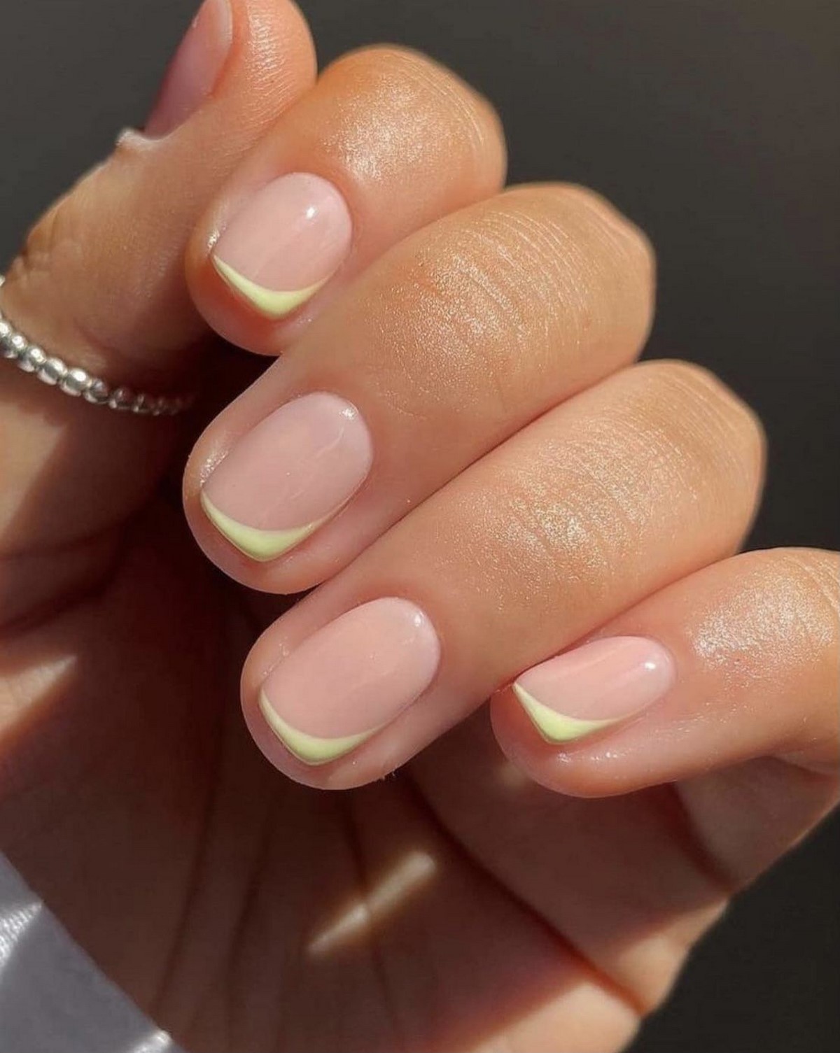 Лимонный маникюр: пастельные и молочные оттенки на коротких ногтях