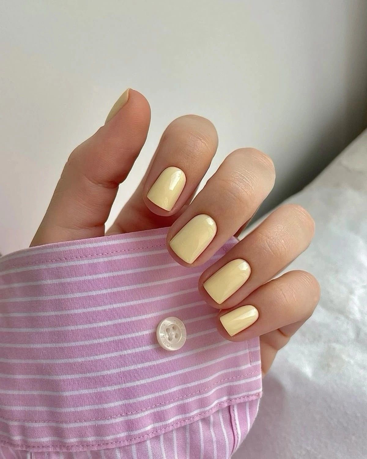 Лимонный маникюр: пастельные и молочные оттенки на коротких ногтях