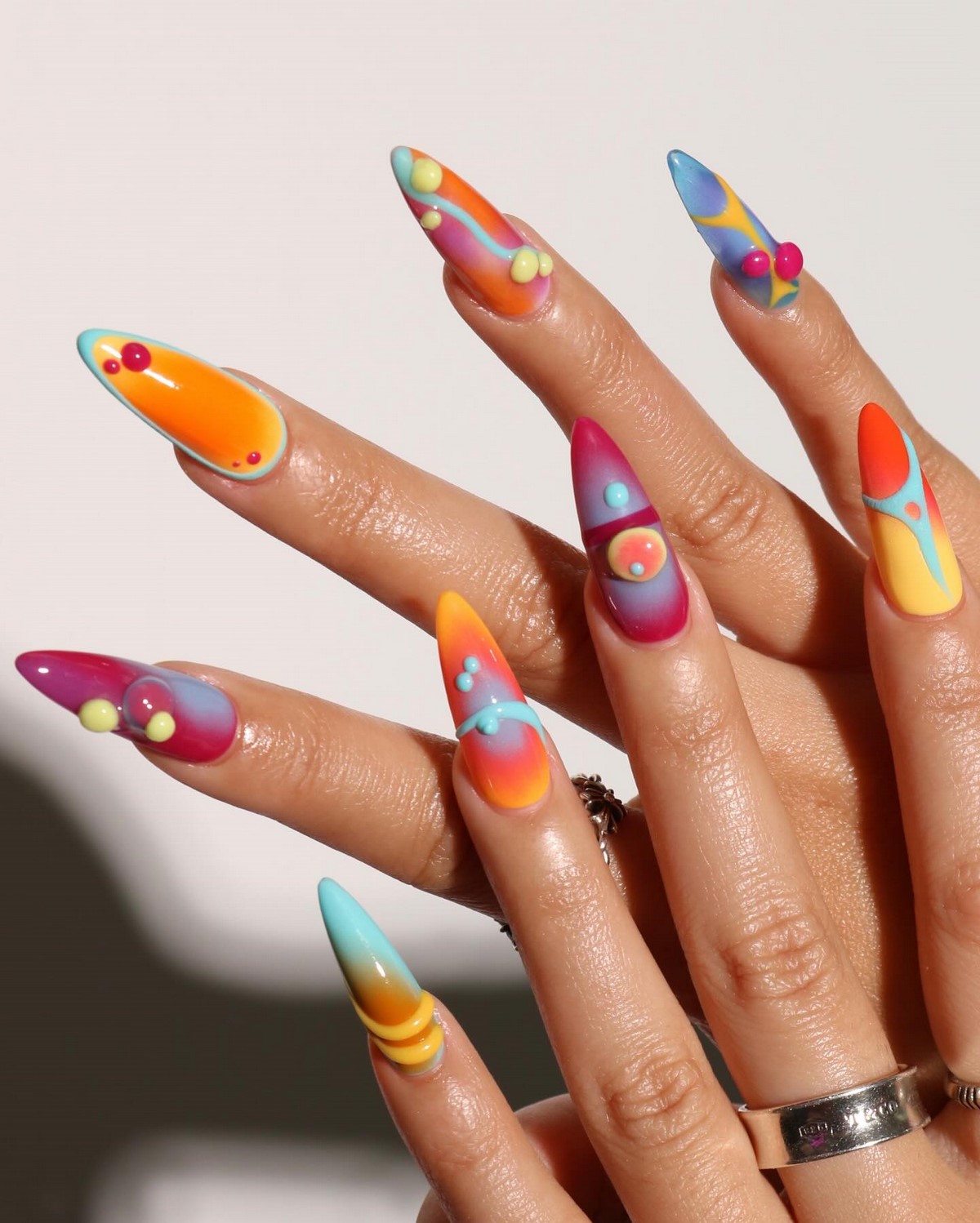 Маникюр, который старит руки: 5 дизайнов, от которых пора отказаться