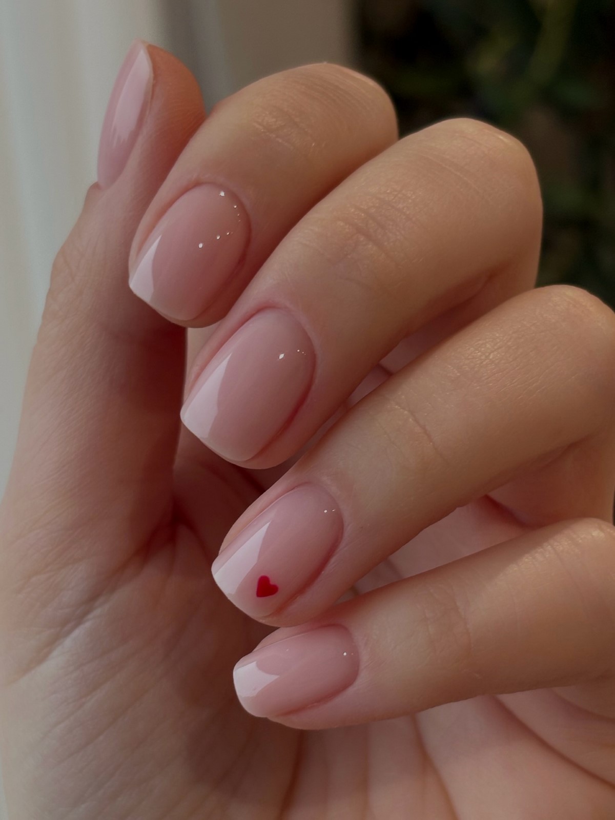 Маникюр с одной деталью: акцент без лишнего дизайна