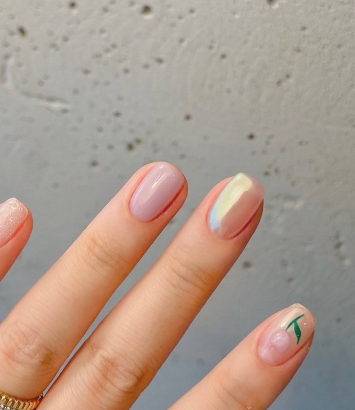 Маникюр с одной деталью: акцент без лишнего дизайна