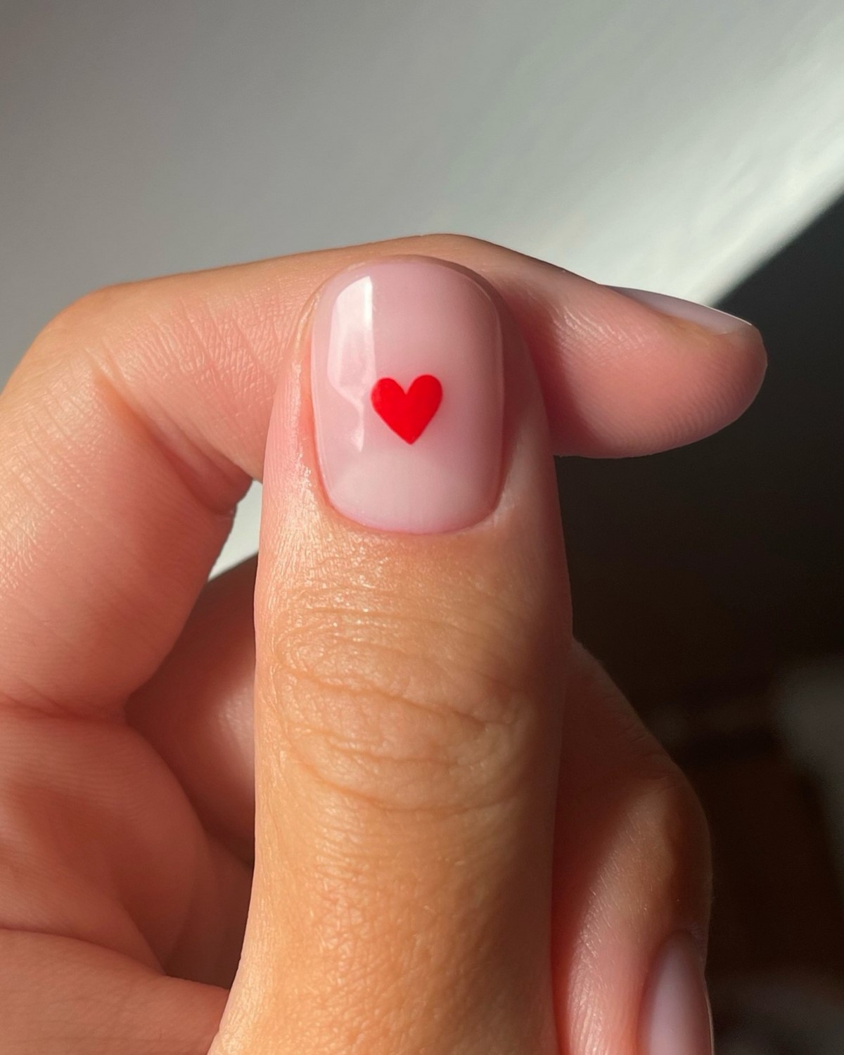 Маникюр с одной деталью: акцент без лишнего дизайна