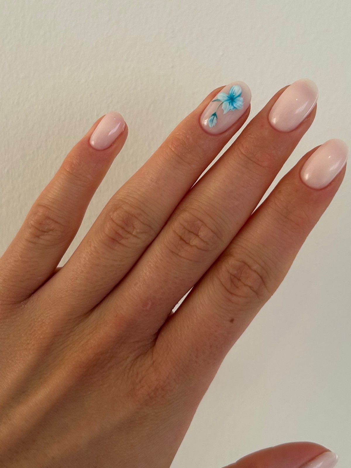 Маникюр с одной деталью: акцент без лишнего дизайна