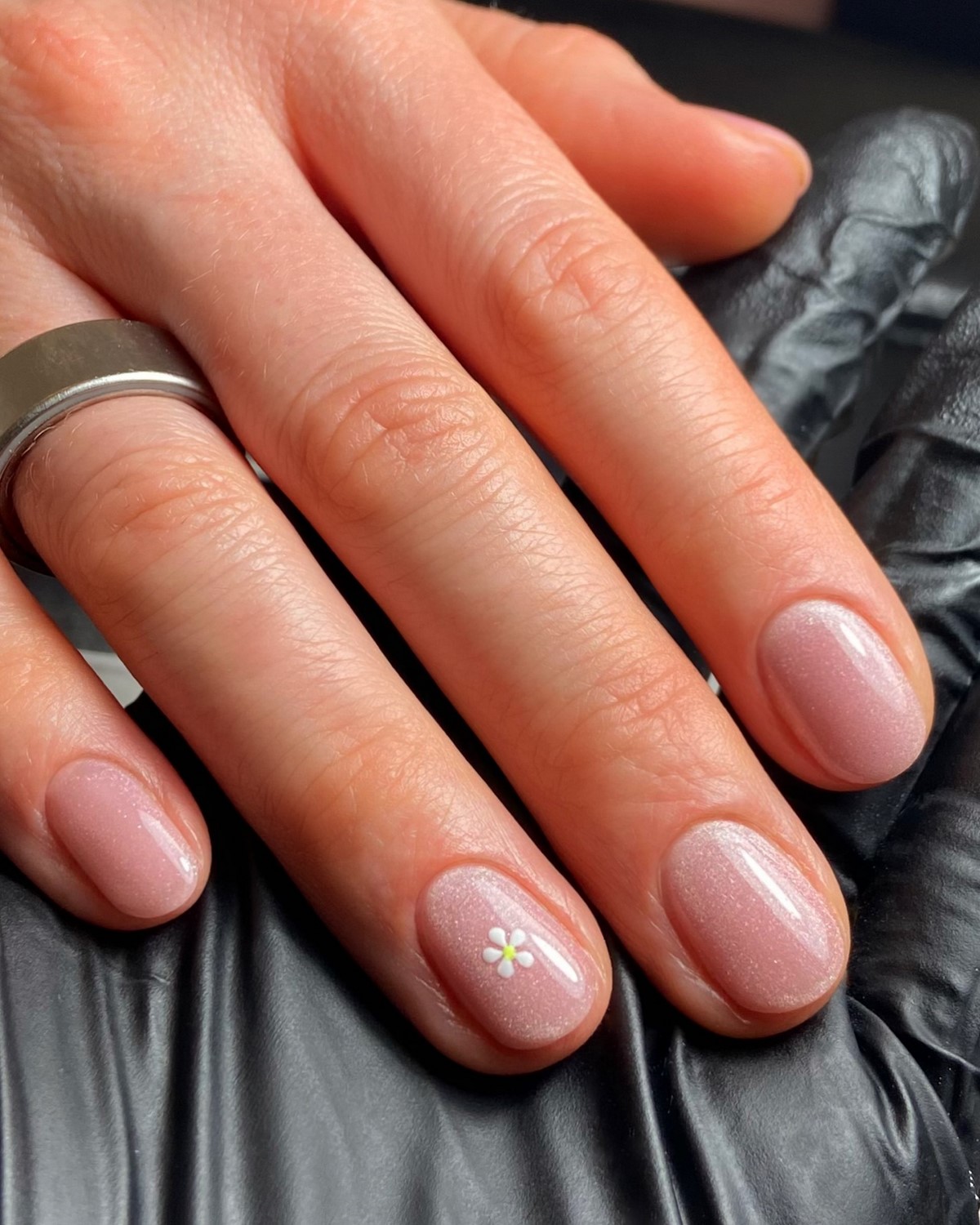 Маникюр с одной деталью: акцент без лишнего дизайна