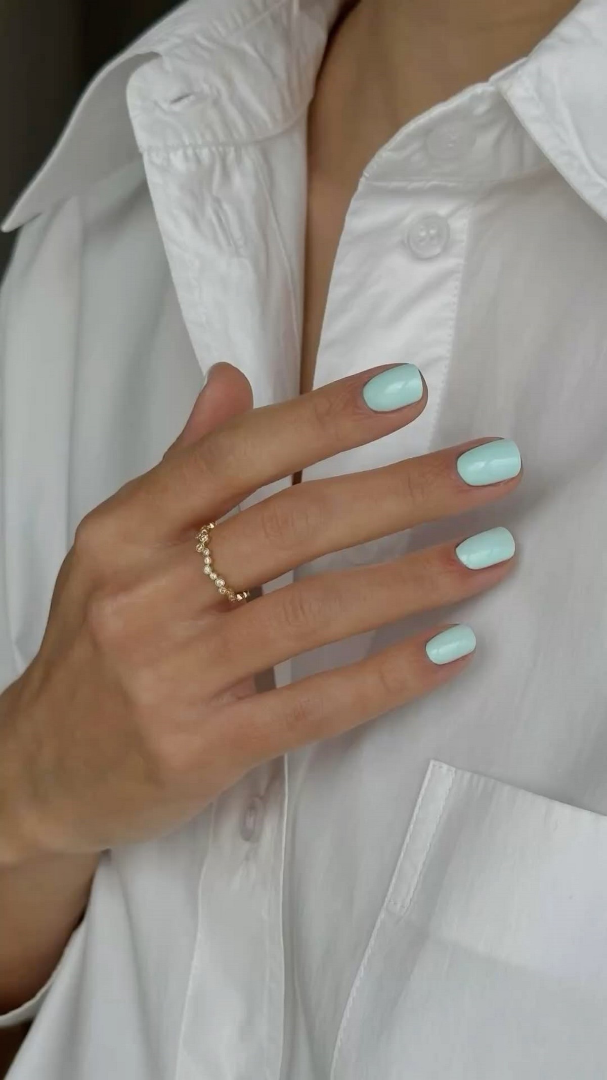 Мятный маникюр: светлые оттенки на короткой длине