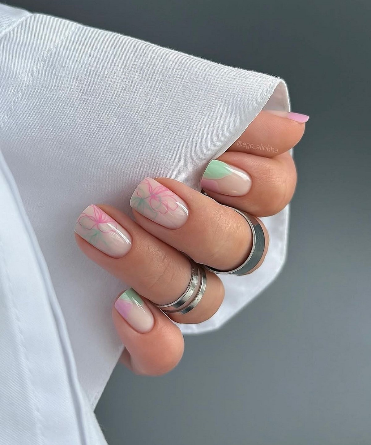 Мятный маникюр: светлые оттенки на короткой длине