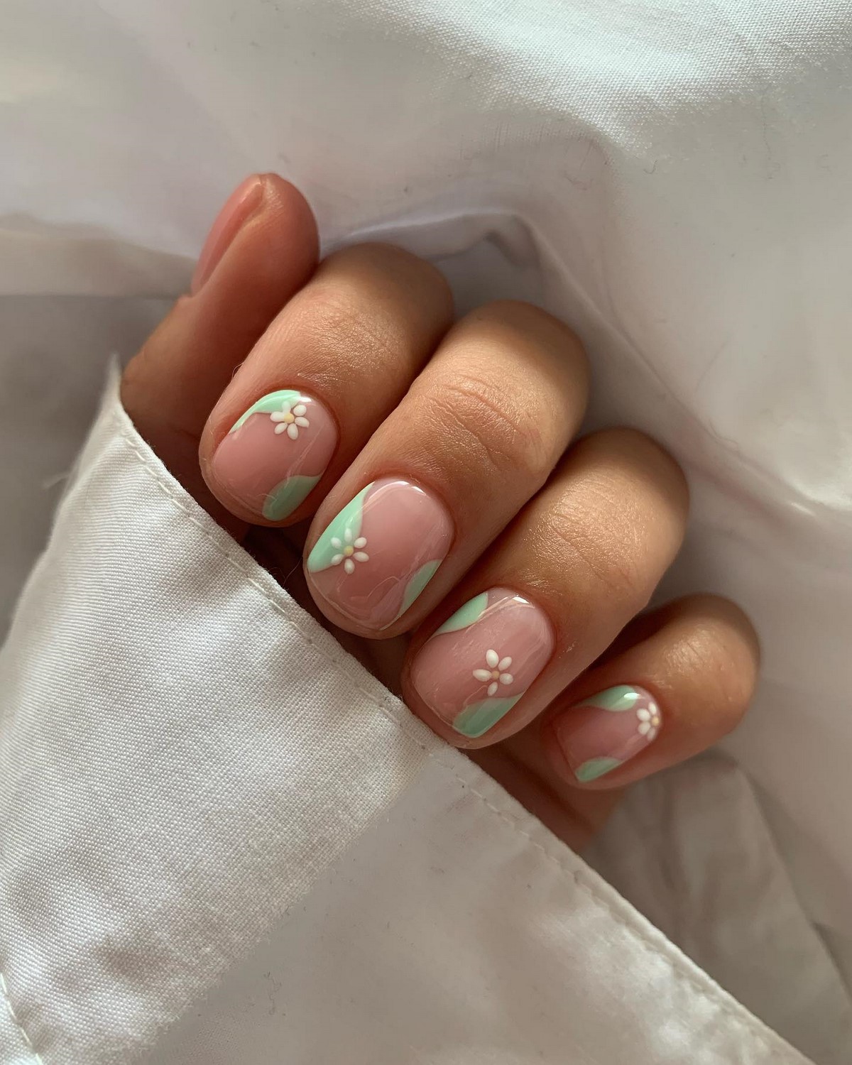 Мятный маникюр: светлые оттенки на короткой длине