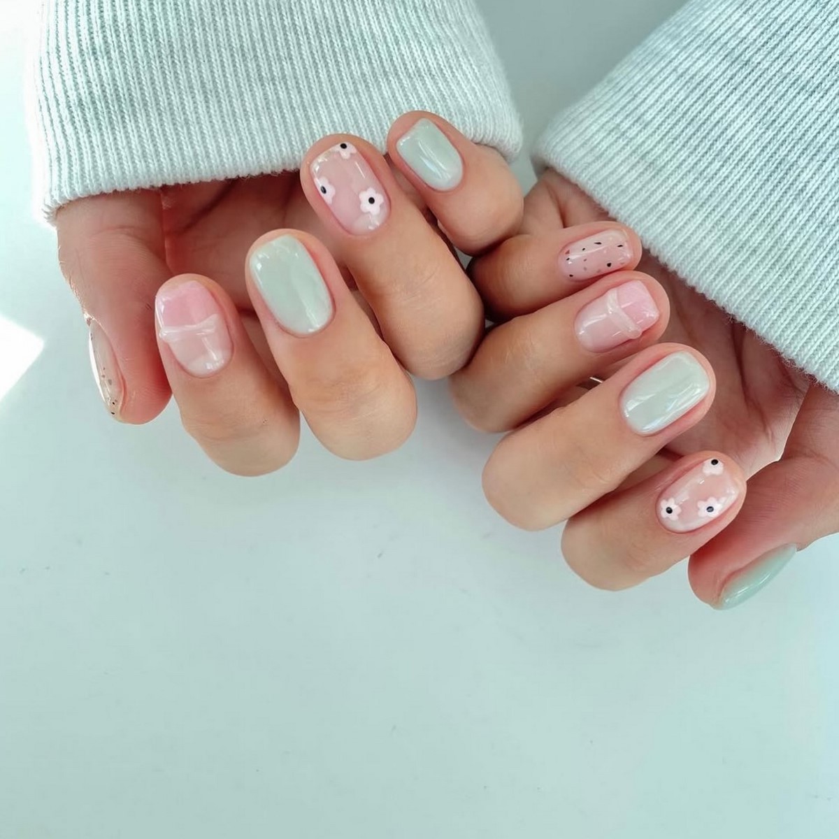 Мятный маникюр: светлые оттенки на короткой длине