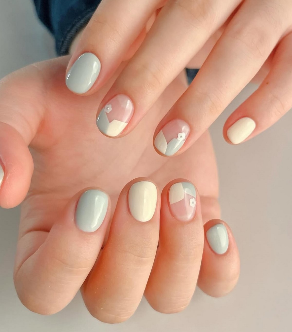 Мятный маникюр: светлые оттенки на короткой длине