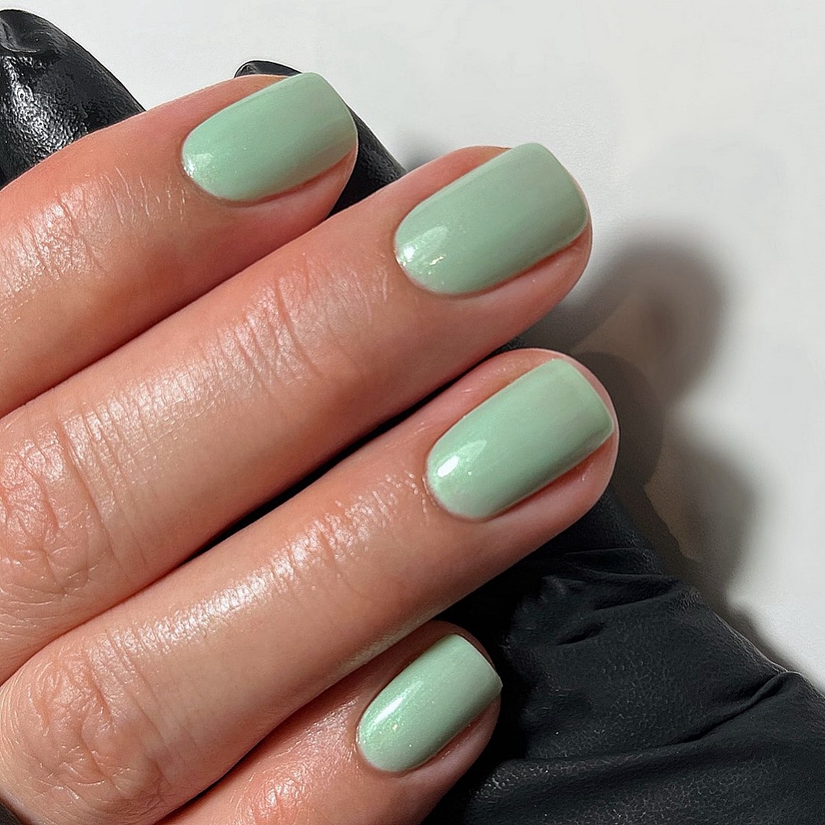 Мятный маникюр: светлые оттенки на короткой длине