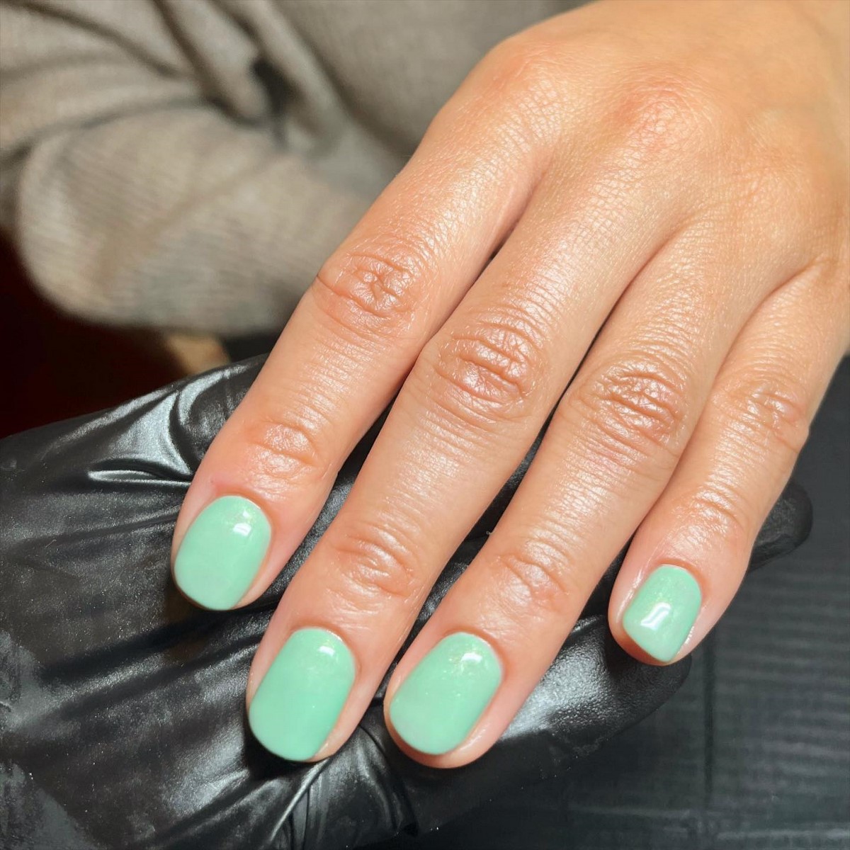 Мятный маникюр: светлые оттенки на короткой длине