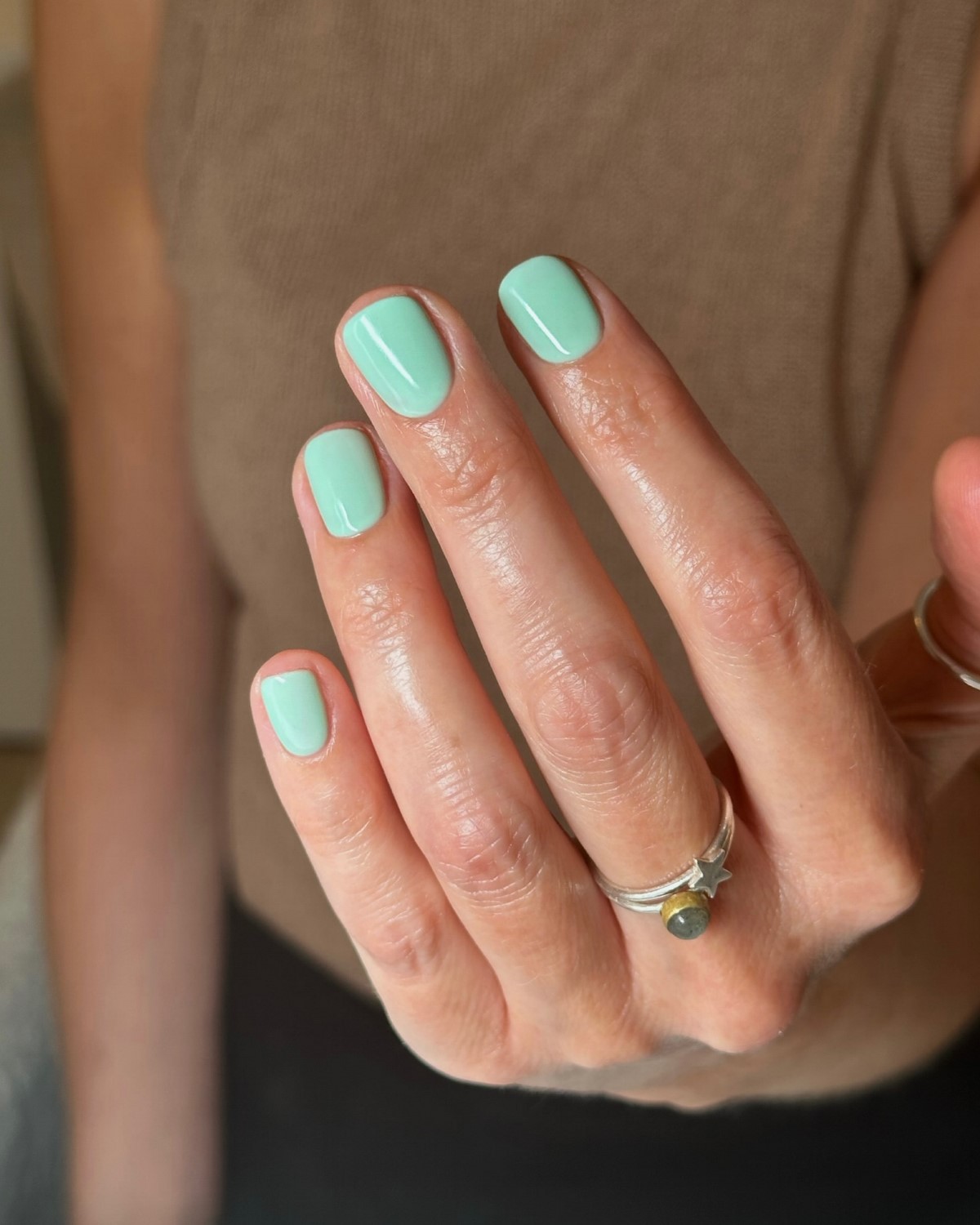 Мятный маникюр: светлые оттенки на короткой длине