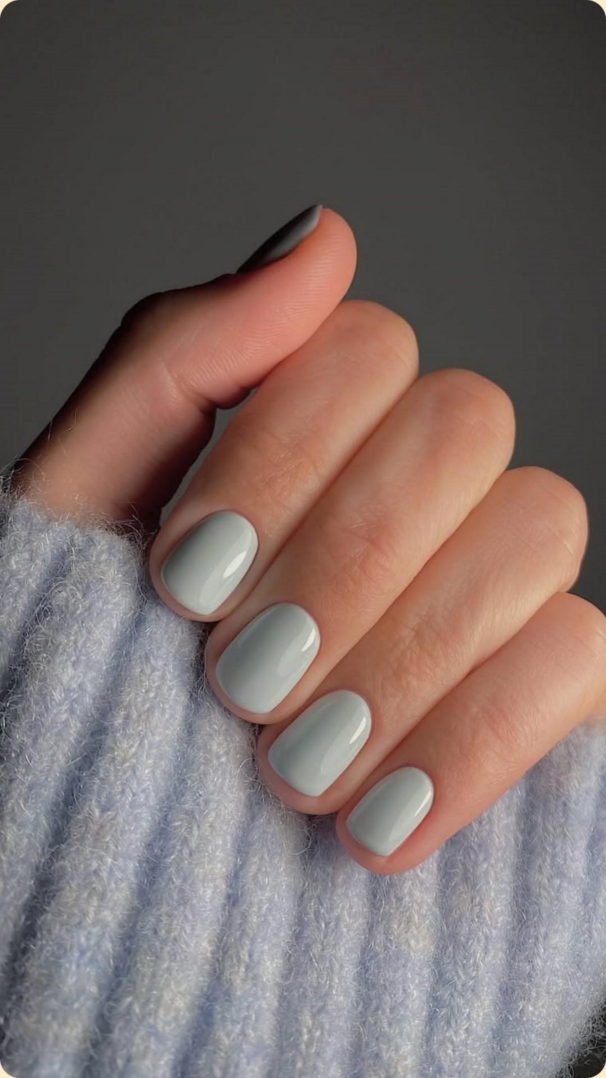 Мятный маникюр: светлые оттенки на короткой длине