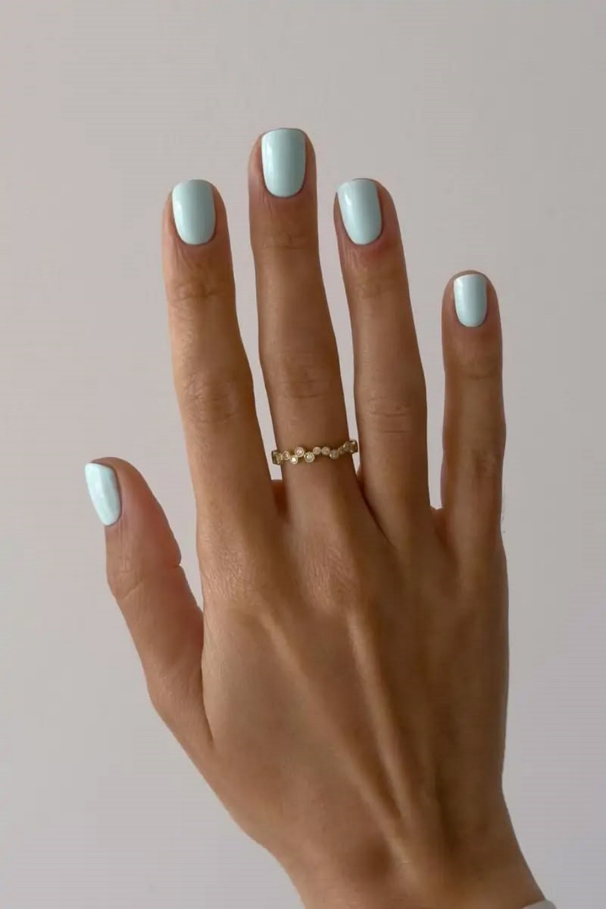 Мятный маникюр: светлые оттенки на короткой длине