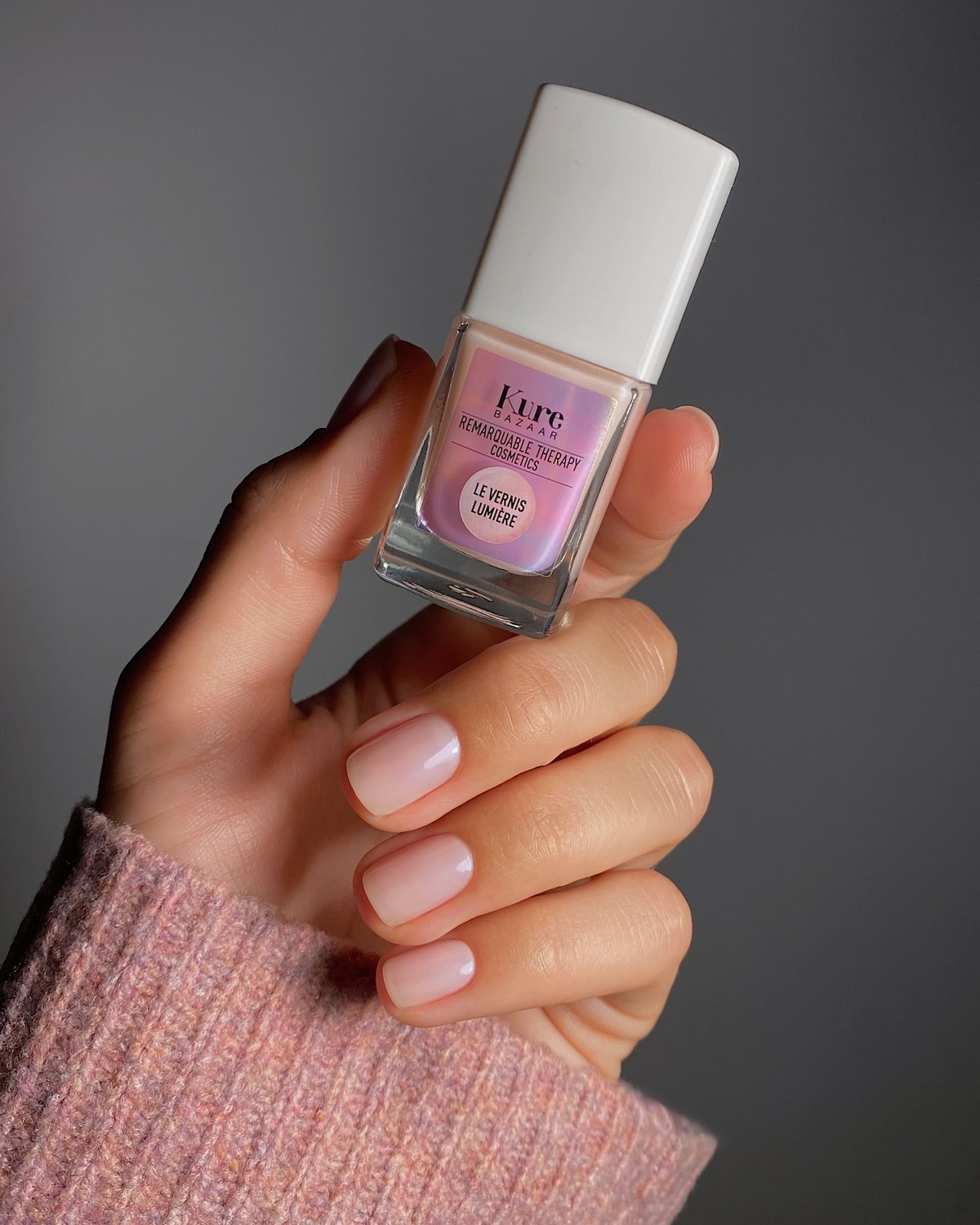 Ногти без дизайна: чистое покрытие и легкий вид на руках