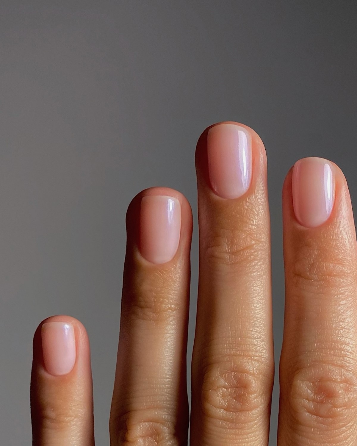 Ногти без дизайна: чистое покрытие и легкий вид на руках
