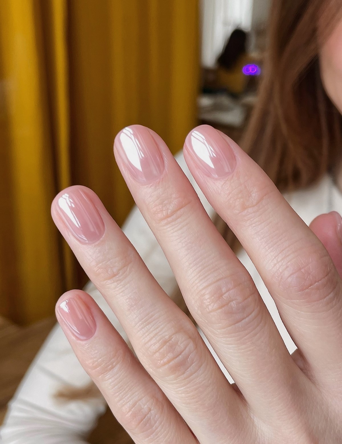 Ногти без дизайна: чистое покрытие и легкий вид на руках